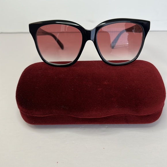 💯 Authentic - GUCCI GG0800SA 002  square Gucci sunglass black with red gradient - Picture 5 of 16